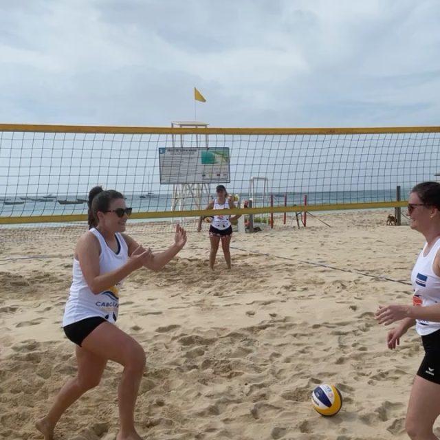 Danke Svenja für deine Rückmeldung ☺️🙏
Ich habe durch einen Freund vom Beachvolleyball-Camp auf den Kapverden erfahren und ganz spontan zugesagt. Obwohl Volleyball schon lange zu meinen Hobbies zählt, war ich mir nicht sicher, ob ich beim Beachen mit dem Profis mithalten könnte. Aber meine Sorge war komplett unberechtigt 😊. Wir waren eine bunte, sympathische Gruppe, die einfach Spaß hatte am schönen Strand von Santa Maria Beachvolleyball zu spielen. Die Kulisse war traumhaft: vor uns der atlantische Ozean und hinter uns die Beach-Bar mit den besten Caipirinhas. Wir hatten uns für das Player´s Fee entschieden und konnten so das tägliche Spielen mit dem Erkunden der Insel kombinieren. Der Sandstrand von Santa Maria ist super zum Relaxen und Spazieren. Bei einer Tour rund um die Insel haben wir Eindrücke von der Vielfalt Sals sammeln können und das entspannte Leben auf den Kapverden kennen lernen dürfen. Es war eine Woche ganz nach dem Motto „no stress“ 😎
.
#beach #beachvolleyball #beachcamp #volleyball #volleyball #volley #voleibol #voleidepraia #vôlei #vôleidepraia #santamaria #salisland #caboverde #capeverde #volleyballafrica #beachvolleyballafrica #voleydeplaya #cabolibrebeachcamps #cabolibre #instadaily #instapic #summer #summervibes #lifestyle #lifeisgood #volley #volleyballteam #volleyballlife #volleyballplayer #sunny #sunlover #coach